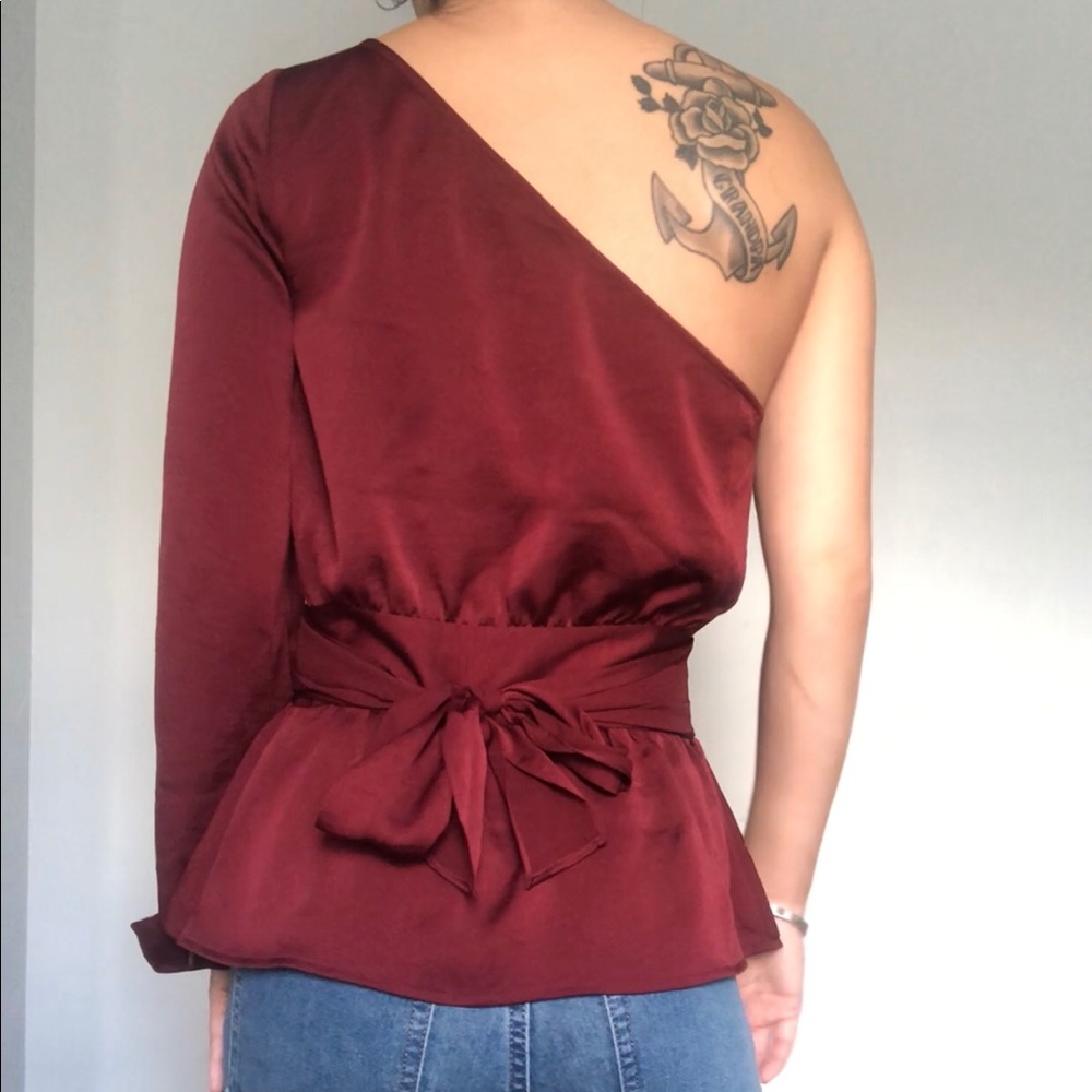 ⭐️4/$25 Express maroon one sleeve maroon blouse XS - Picture 3 of 8